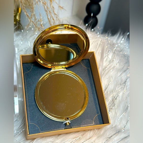 NIB-Monet Jewelry Owl Gold Tone Compact Mirror - Picture 3 of 3